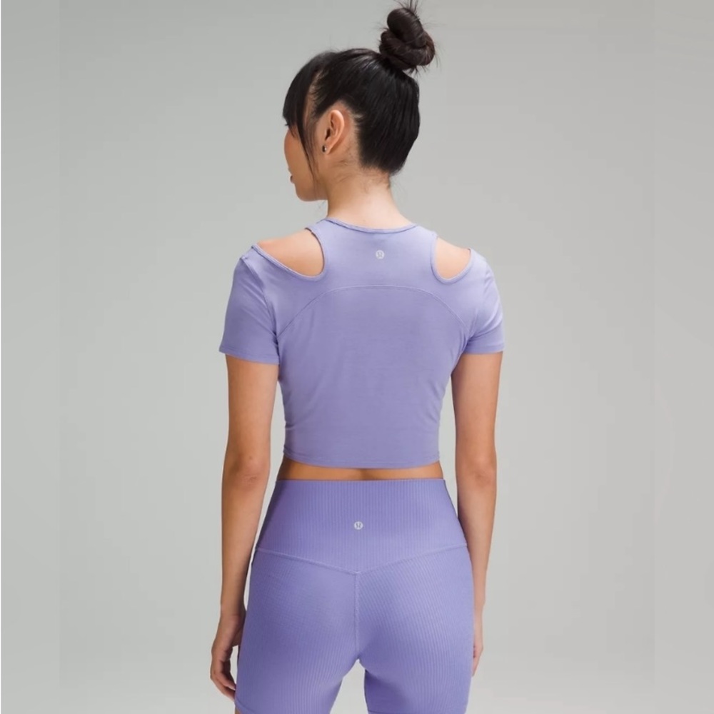 Lululemon Women's Purple
Shoulder Cut-Out Yoga T-Shirt
Size 10 - Picture 3 of 5